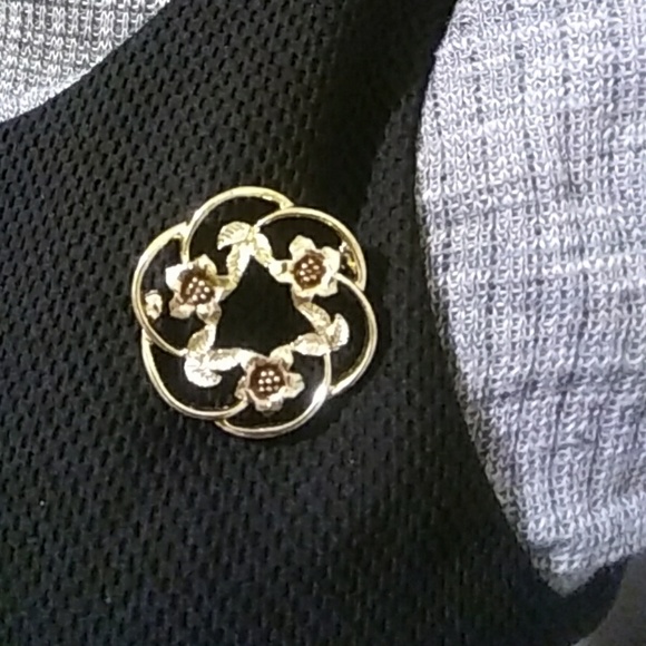 3/$18 Vintage Sarah Coventry Gold Flower Brooch - Picture 2 of 3